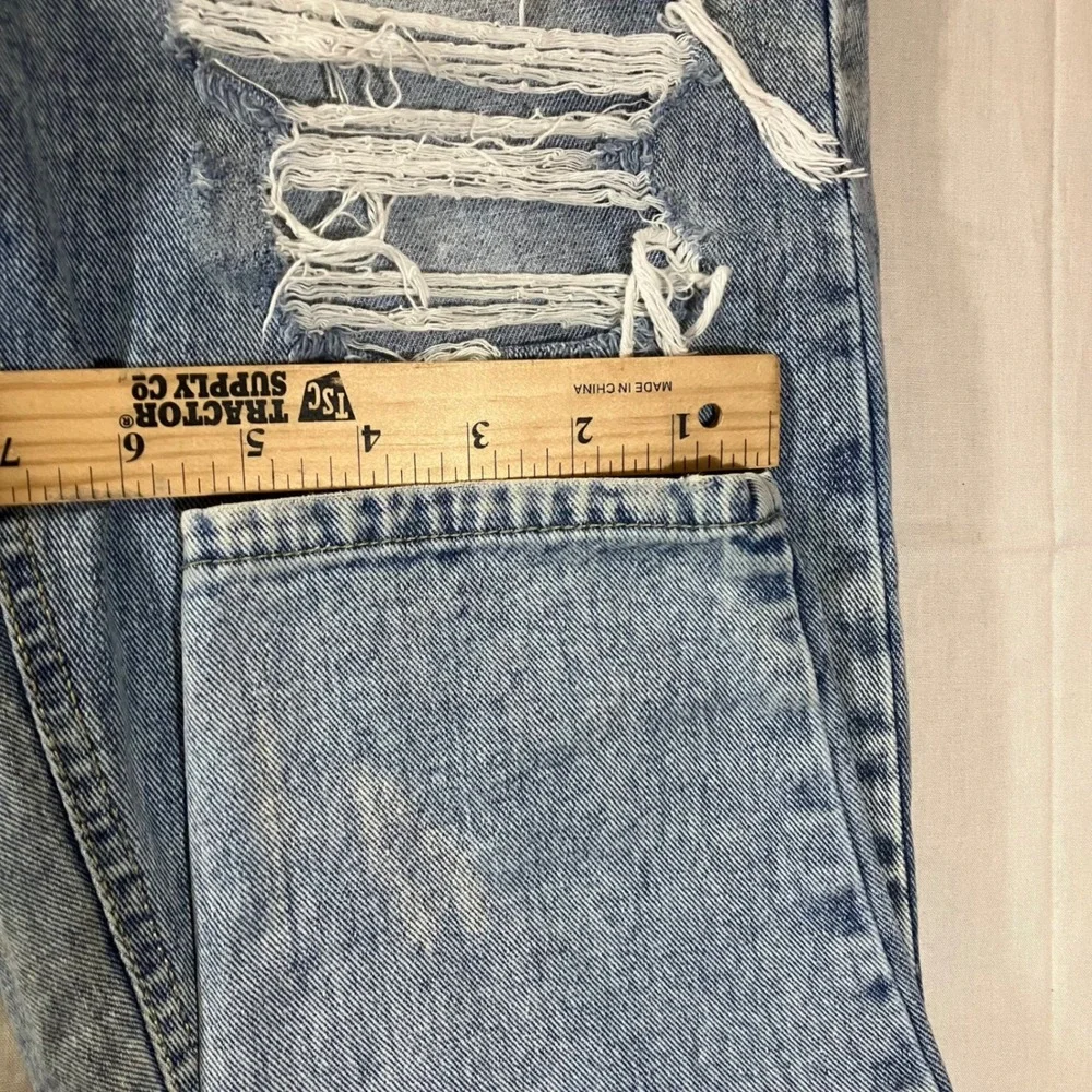 Refuge Denim High Rise Mom Jeans Size 7 Light Wash Ripped Distressed 56-406 MED